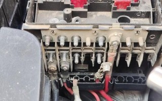 大众途安转向灯继电器位置在哪里？如何更换？