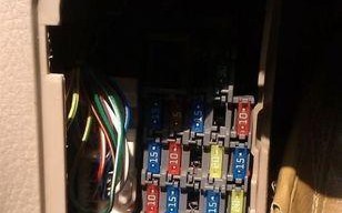 比亚迪s6转向灯双闪不亮是何原因？如何解决？