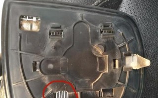 比亚迪转向灯自动亮起的可能原因是什么？