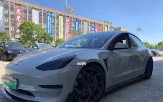特斯拉改荧光绿刹车灯（亮眼颜色）