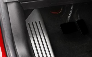 如何关闭特斯拉车辆的油门刹车灯光（简便方法帮你解决特斯拉车辆油门刹车灯光问题）