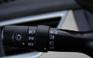 哈弗H2大灯转向灯继电器位置解析（详细介绍哈弗H2汽车中大灯转向灯继电器的具体位置和作用）