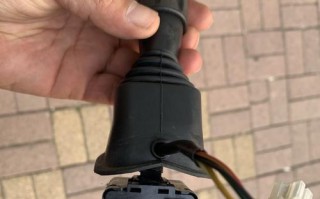 别克凯越右转向灯亮的原因及解决方法（探究别克凯越右转向灯亮的可能原因）