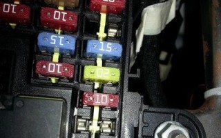 起亚k2转向灯保险丝位置在哪里？如何更换？