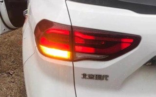 现代瑞纳车转向灯灯泡型号推荐？如何更换？