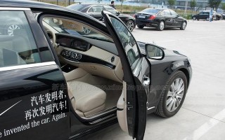 奔驰s400四驱版是否配备后轮转向灯？