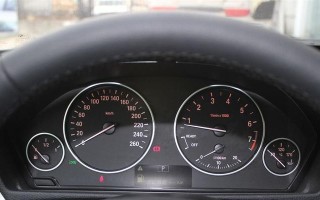 宝马3系左转向灯急闪引发的交通安全问题（紧急情况下使用左转向灯会给车辆和行人带来的风险）