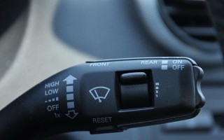 奥迪轻拨转向灯闪烁次数的意义（探究奥迪车辆转向灯闪烁次数与安全驾驶的关系）