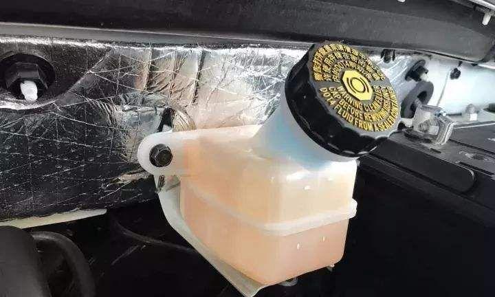 江淮刹车油的更换周期及注意事项（江淮刹车油的更换时间和保养要点）-第2张图片-驰速用车