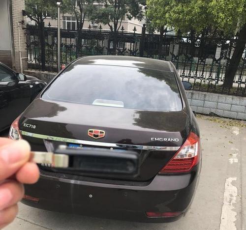吉利帝豪右转向灯保险位置？如何检查更换？-第1张图片-驰速用车