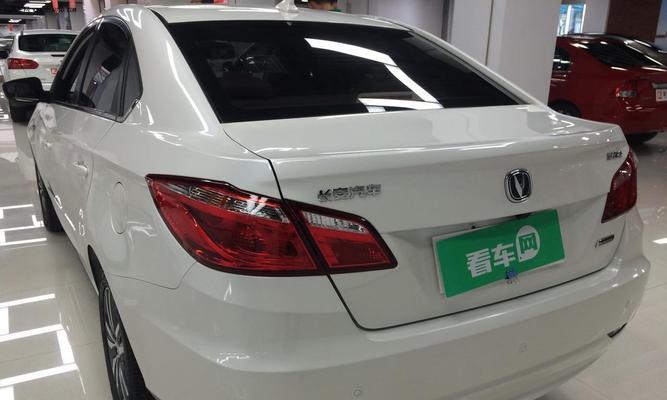 长安逸动1.6后高位刹车灯拆卸方法是什么？拆卸过程中需要注意哪些问题？-第2张图片-驰速用车
