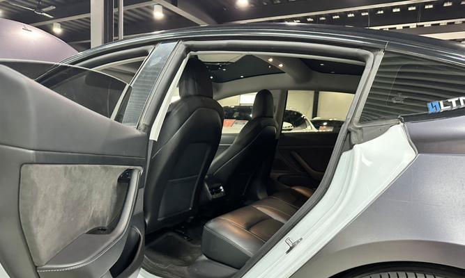 特斯拉Model3事故后档位不显示，存在安全隐患（特斯拉Model3的档位显示故障引发用户担忧）-第1张图片-驰速用车