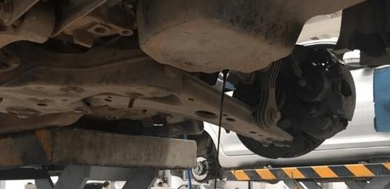 自动挡车变速箱油多久更换一次？更换时应注意哪些问题？-第2张图片-驰速用车