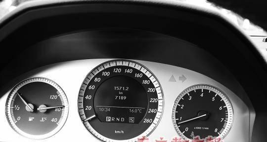 奔驰c200后转向灯常亮是什么原因？如何解决？-第3张图片-驰速用车