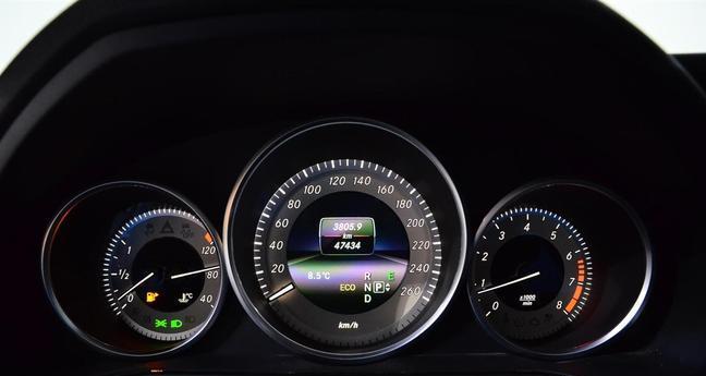 奔驰E转向灯后侧按钮解析（探索奔驰E转向灯后侧按钮的功能和设计原理）-第2张图片-驰速用车